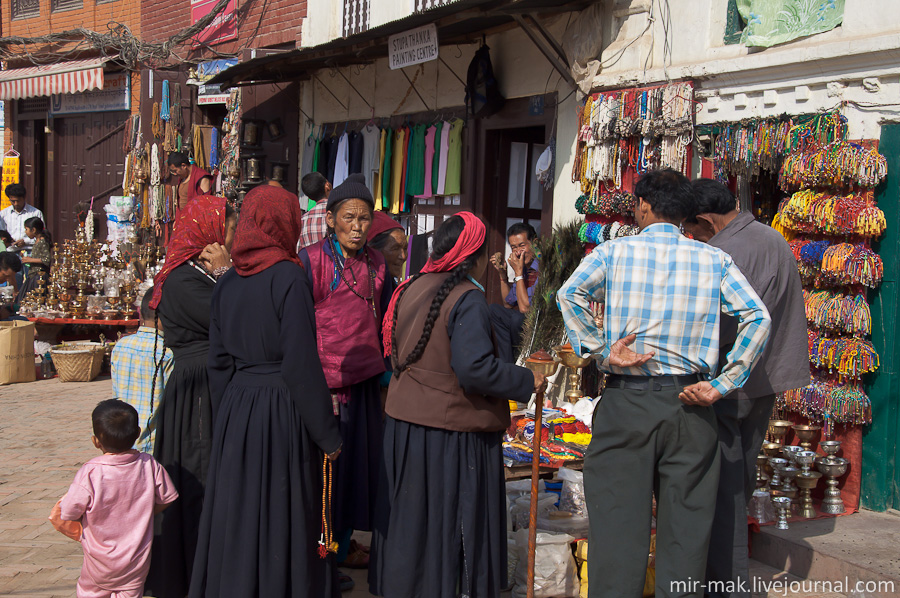 Местные жители покупают подношения для Будды. Катманду, Непал