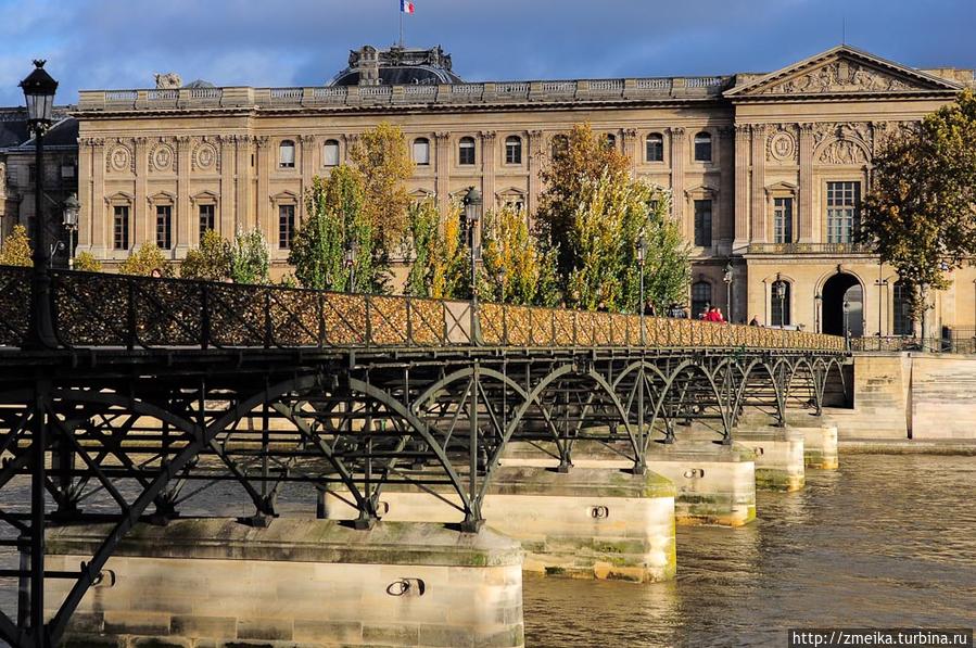 Узнать мост легко — он железный и блестящий Париж, Франция
