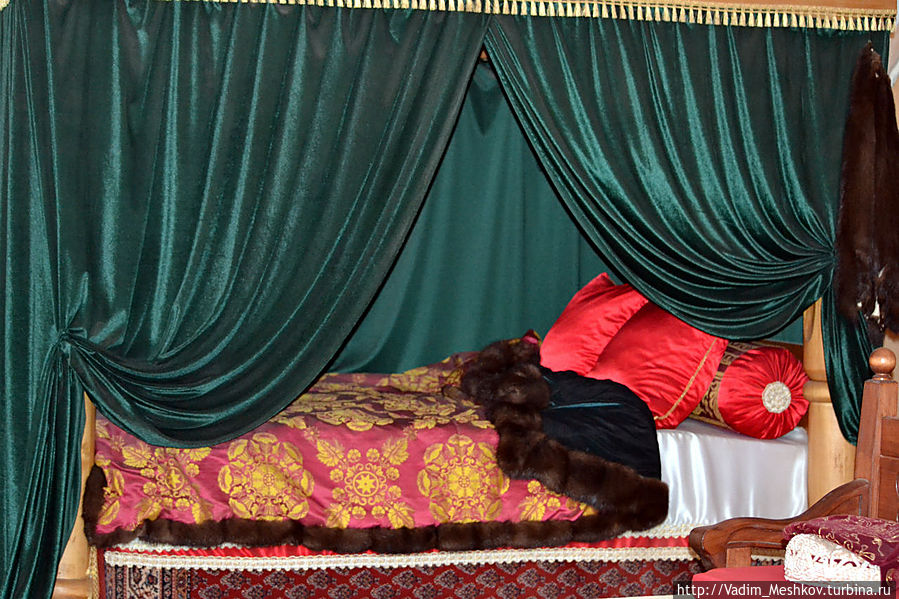 Сенник постельный – Свадебная кровать Ивана Грозного Сенник постельный – Свадебная кровать Ивана Грозного