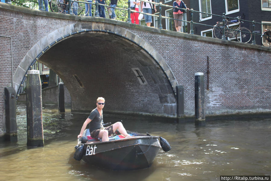 каналы, их множество. Амстердам, Нидерланды