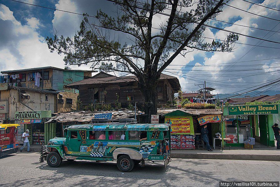 Разноцветные джипни — один из символов Филиппин Сагада, Филиппины