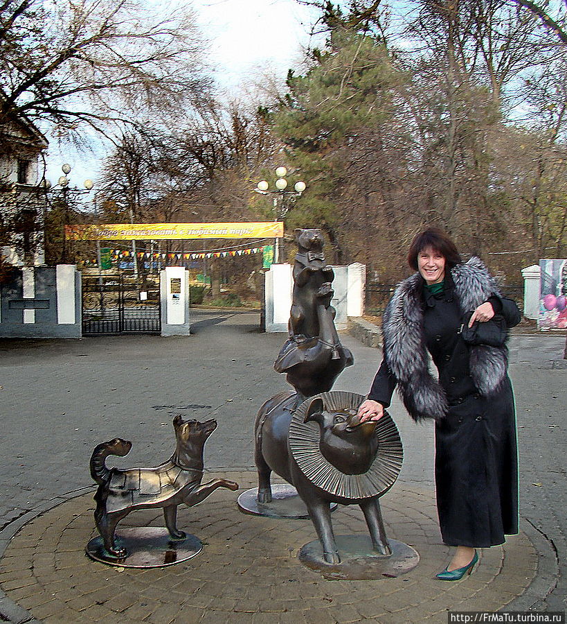 Вход в Центральный Парк, в чеховсткие времена Городской Сад в глубине которого находится ротонда, в которой А.П.Чехов мечтал состариться Таганрог, Россия Вход в Центральный Парк, в чеховсткие времена Городской Сад в глубине которого находится ротонда, в которой А.П.Чехов мечтал состариться Таганрог, Россия