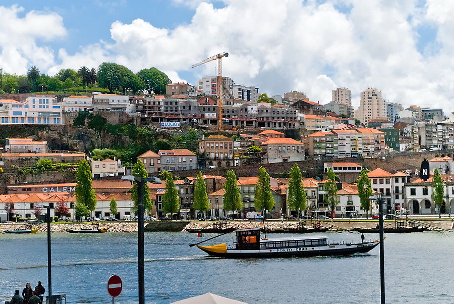 На другом берегу уже другой город — Вила-Нова-Ди-Гая. Он выглядит современней Порту. Порту, Португалия