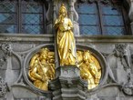 Базилика Святой Крови в Брюгге. Декор верхней часовни. Мария Бургундская в центре, в медальонах — муж Максимилиан и мачеха Маргарита Йоркская. Фото из интернета