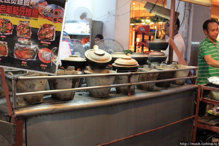 Чайна Таун: эти горшочки оказались самой вкусной едой в Малайзии. До сих пор их вспоминаю. Мы взяли с криветками... Куала-Лумпур, Малайзия