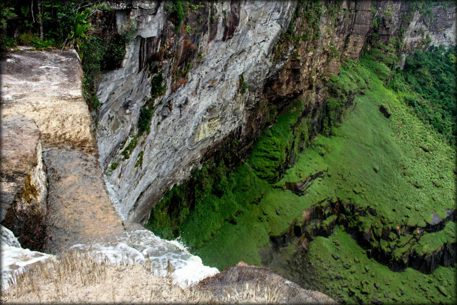 Водопад, затерянный в джунглях Южной Америки Кайетур Национальный Парк, Гайана