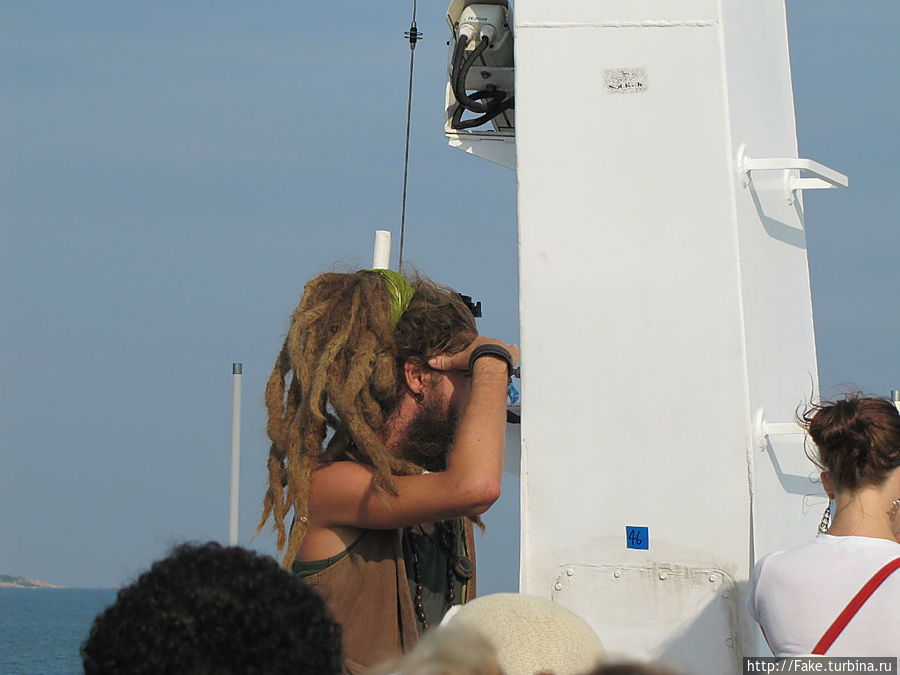 гнездо на голове) невозможно наверное с таким причесоном в такую жару) гнездо на голове) невозможно наверное с таким причесоном в такую жару)
