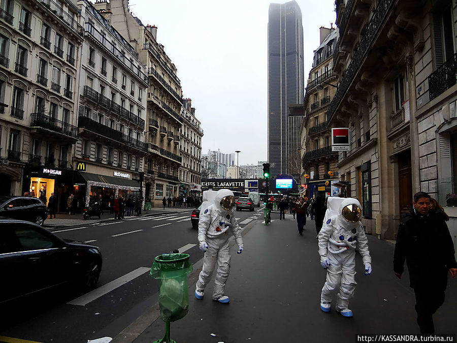 Космический десант на Монпарнасе Париж, Франция
