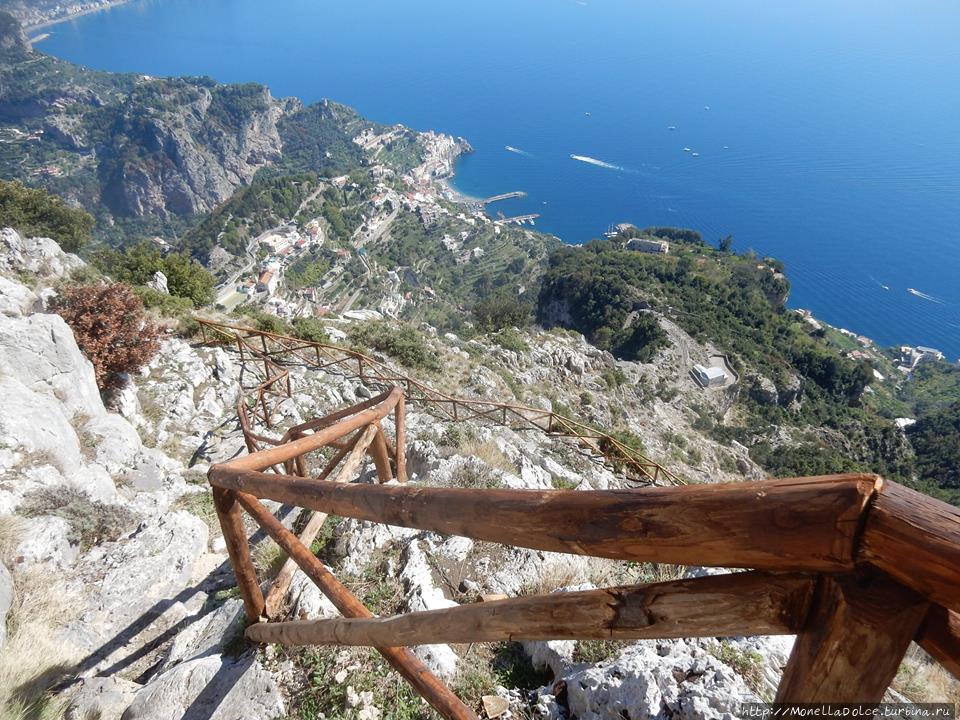Amalfi — панорама сверху со стороны посёлка Pogerola Амальфи, Италия