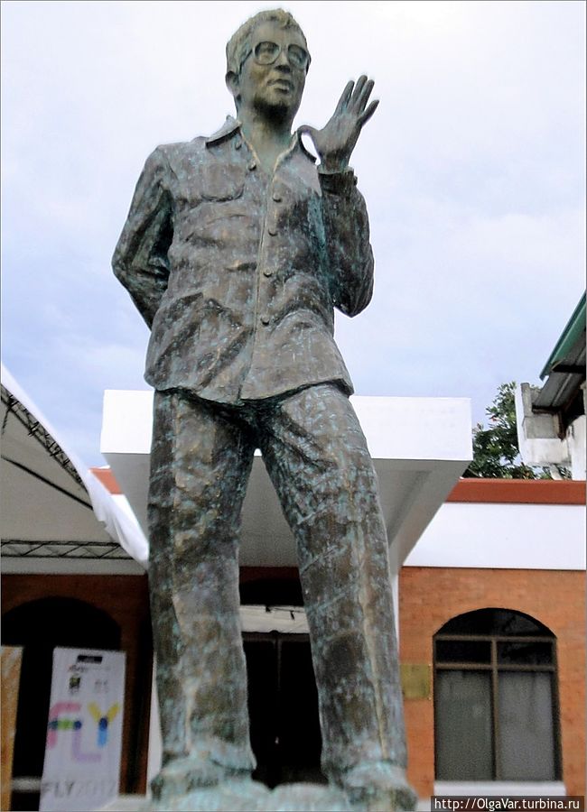 А это памятник Лино Брока (Lino Brocka), которого на Филиппинах считают филиппинским Феллини (был такой итальянский кинорежиссер всемирноизвестный) Давао, Филиппины