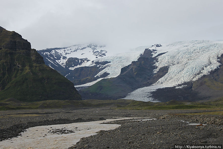 Пикник у подножья ледника и неприступный Свартифосс Свартифосс водопад, Исландия