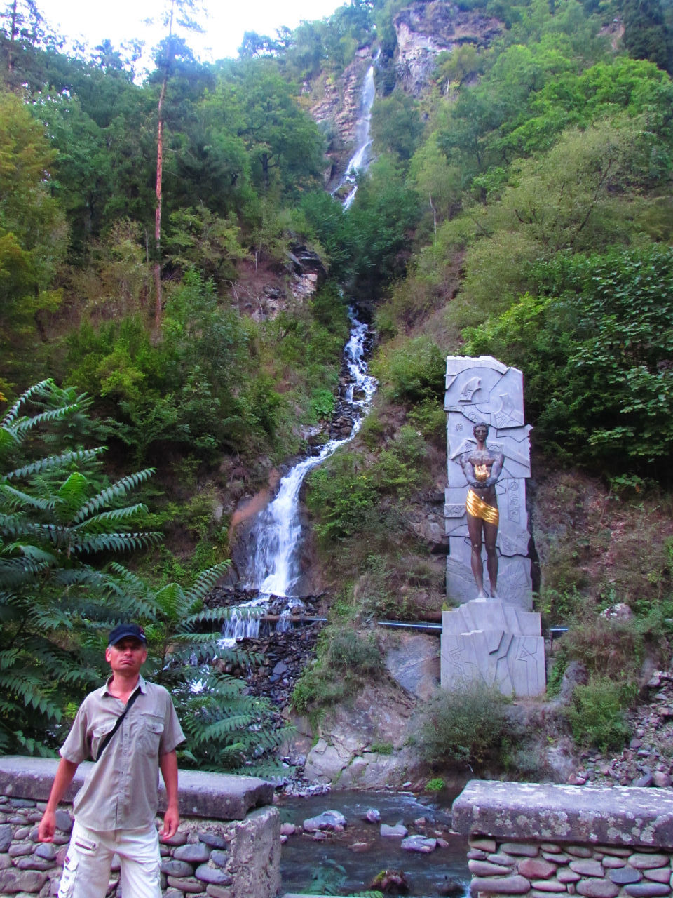 Дорога к серному источнику по парку Боржоми Боржоми, Грузия