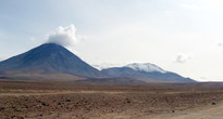 Слева — вулкан Ликанкабур, справа — Хурикес