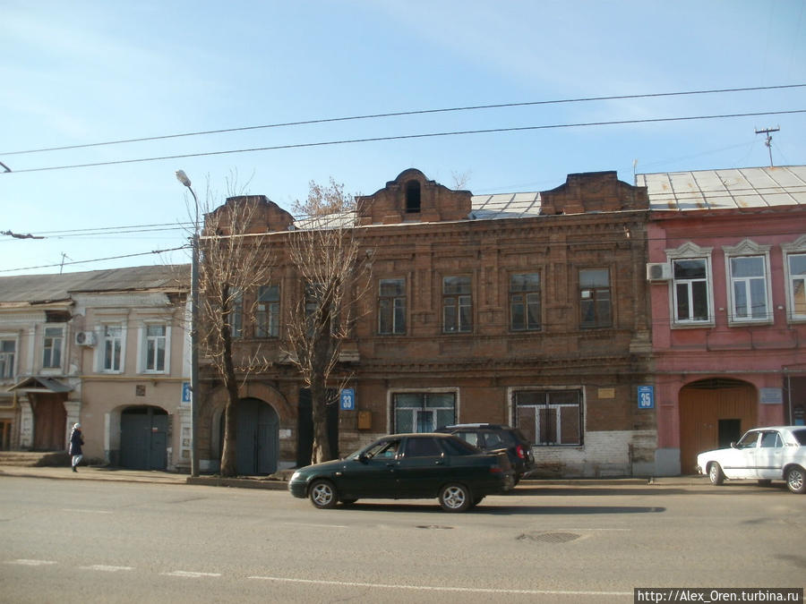 В 1957 году в доме 35 (розового цвета) жил Гагарин. Оренбург, Россия