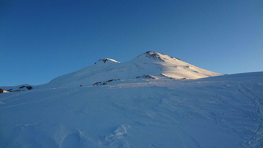 вон на тот слева сейчас и пойдем Эльбрус (гора 5642м), Россия
