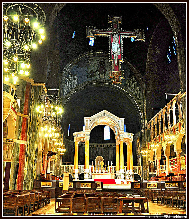 Кафедра из мрамора была подарена кардиналом  в 1934 году. Лондон, Великобритания