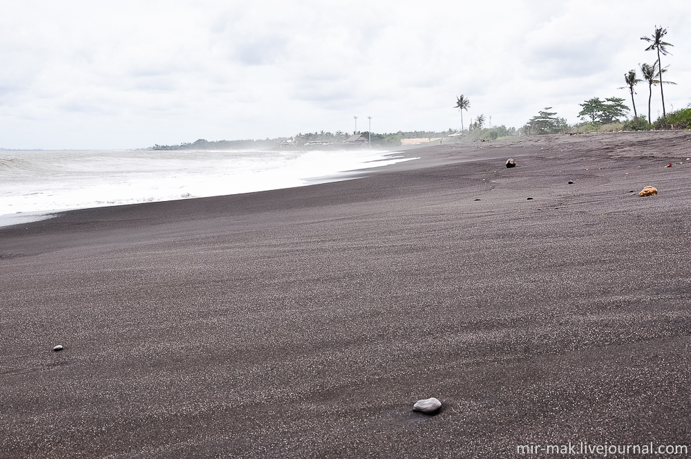 Все дело в том, что на Бали «проживают» два больших действующих вулкана Гунунг-Агунг (3142 м) и Гунунг-Батур (1717 м), периодически вносящие коррективы в повседневную жизнь острова.

Именно благодаря извержениям этих вулканов, на острове появились знаменитые пляжи с черным вулканическим песком. Этот песок, ничто иное, как остывшая лава, размельченная водой на микроскопические частицы. Бали, Индонезия