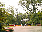 Я наконец дохожу до городского сада. Это первый из одесских парков. Горсад является излюбленным местом отдыха одесситов и гостей города.
Он был построен в 1803 году, почти сразу после основания города на землях подаренных городу одним из его основателей – де Рибасом.