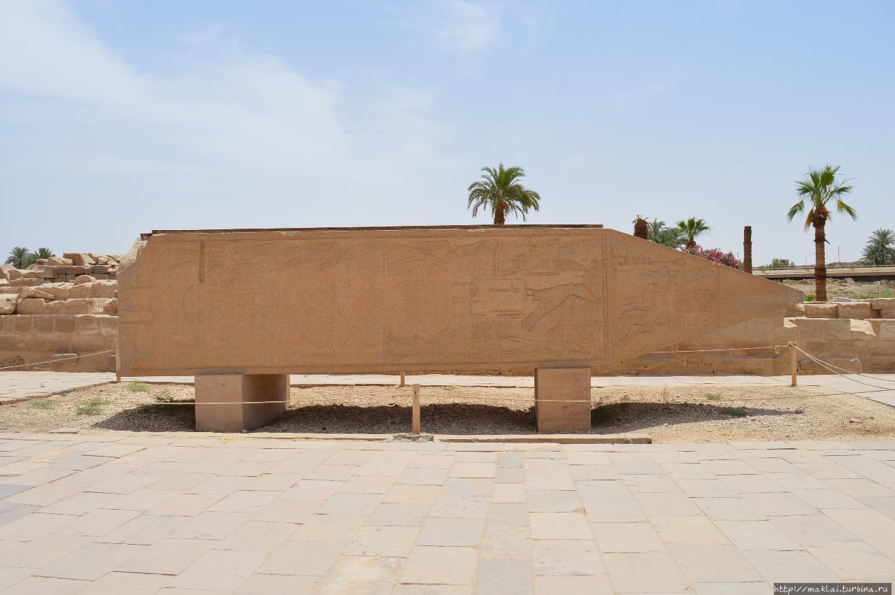 Обелиск Хатшепсут, разрушенный Тутмосом III Луксор, Египет