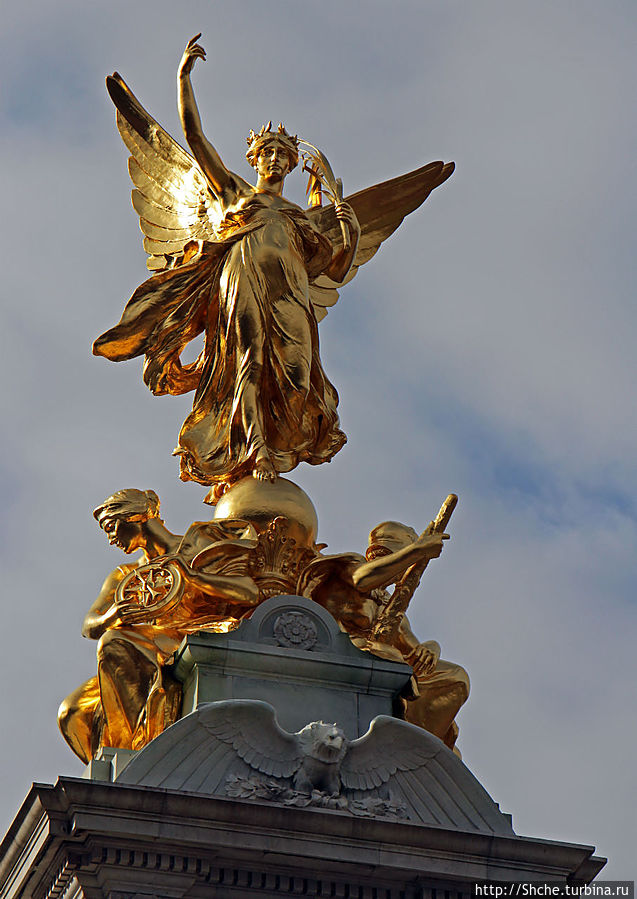 у победы явно из руки выняли бокал во время тоста:) у победы явно из руки выняли бокал во время тоста:)