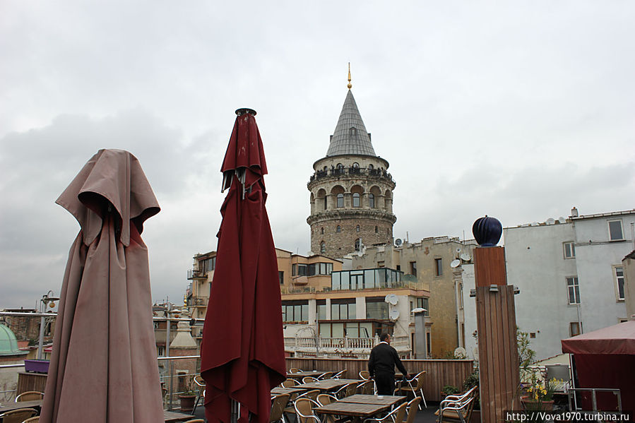 Утренний вид на Галатскую башню из района Галата. Стамбул, Турция