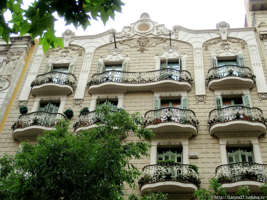 Каса Валлет. Carrer de Mallorca, архитектор Josep Maria Barenys i Gambus, 1913 г. Барселона, Испания