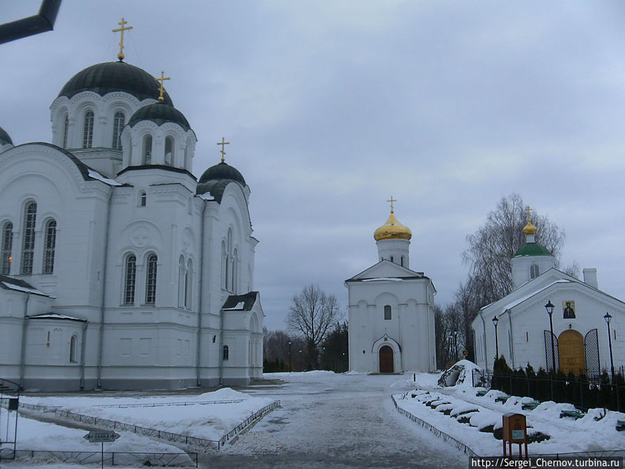 Вид от ворот монастыря. Слева — направо: Крестовоздвиженский собор, Спасский собор и 