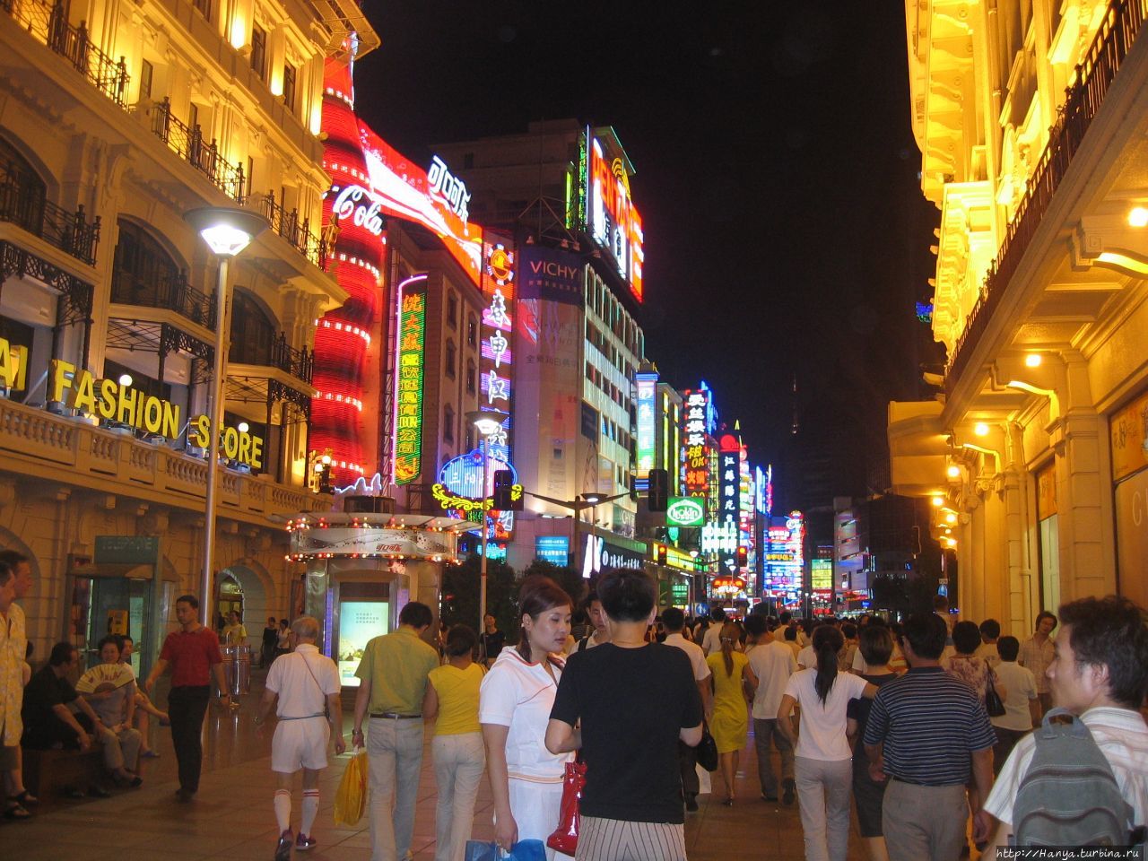 Шанхай. Улица Нанкинлу (или Нанкин  Дунлу) – торговое Эльдорадо Китая Шанхай, Китай