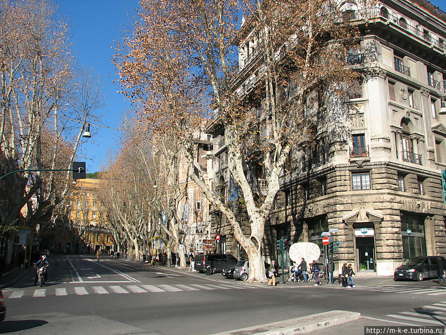 Начало улицы Vittorio Veneto. Справа находится фонтан пчел Начало улицы Vittorio Veneto. Справа находится фонтан пчел