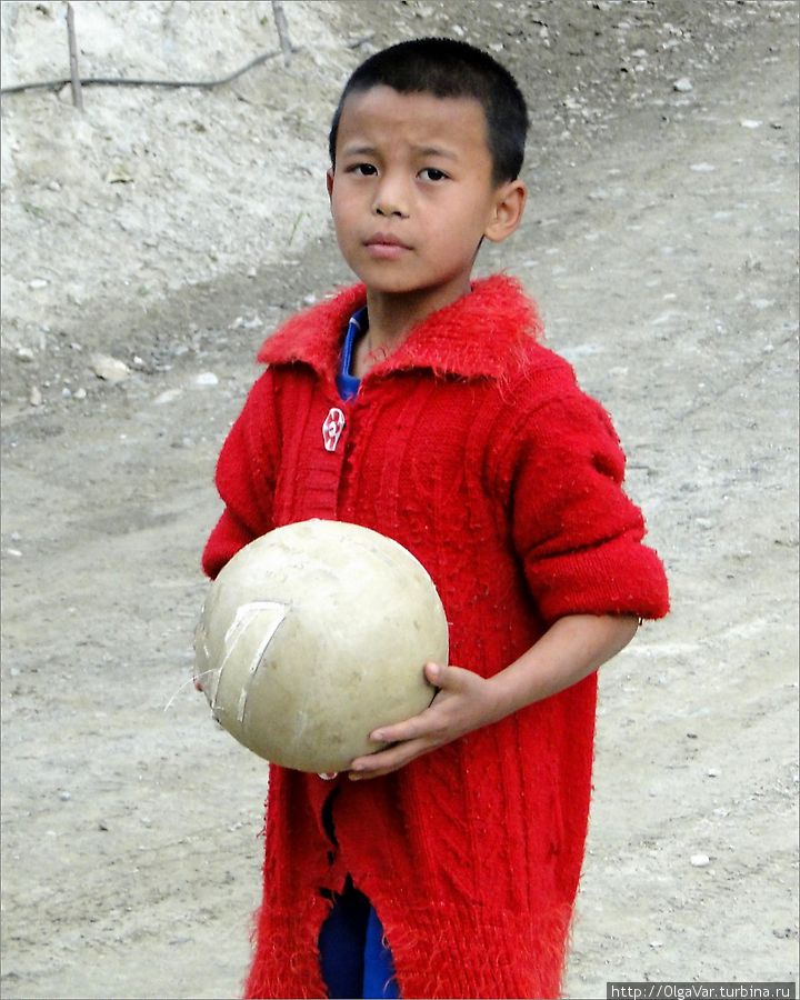 Непальские парнишки очень подвижны и не прочь поиграть с мячом... Национальный парк Аннапурны, Непал