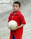 Непальские парнишки очень подвижны и не прочь поиграть с мячом...