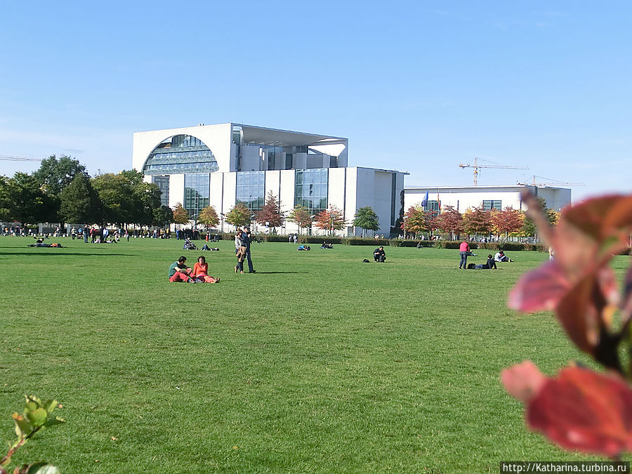 Канцлерамт, рабочее место госпожи Меркель.Мы сможем с Вами увидеть здание канцлерамта только снаружи. Канцлерамт, рабочее место госпожи Меркель.Мы сможем с Вами увидеть здание канцлерамта только снаружи.