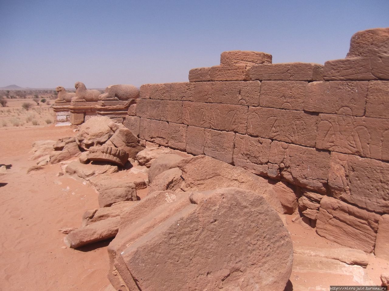 Останки древнего города Мосварат Эль-Мосварат Андель-Накаа, Судан Останки древнего города Мосварат Эль-Мосварат Андель-Накаа, Судан