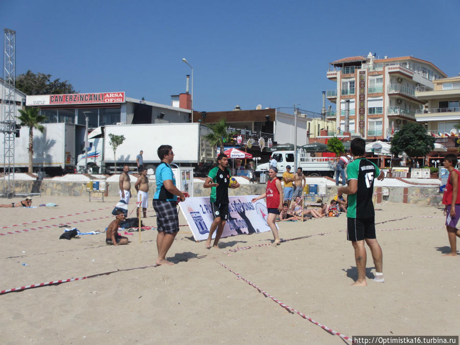 Корфбол на пляже Алтынкум в Дидиме Дидим, Турция