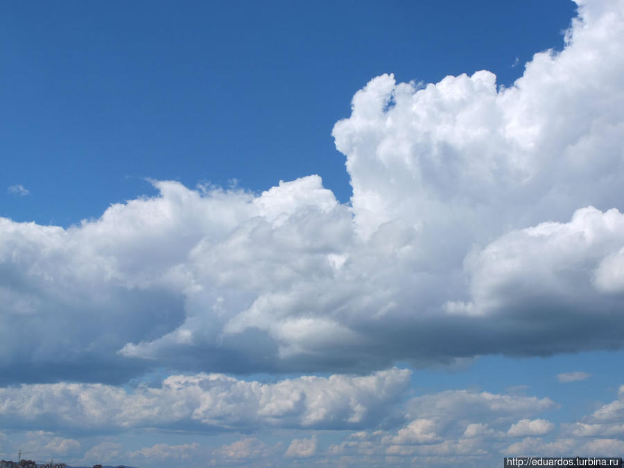 Растёт город. Всё ближе к облакам. Красноярск, Россия Растёт город. Всё ближе к облакам. Красноярск, Россия