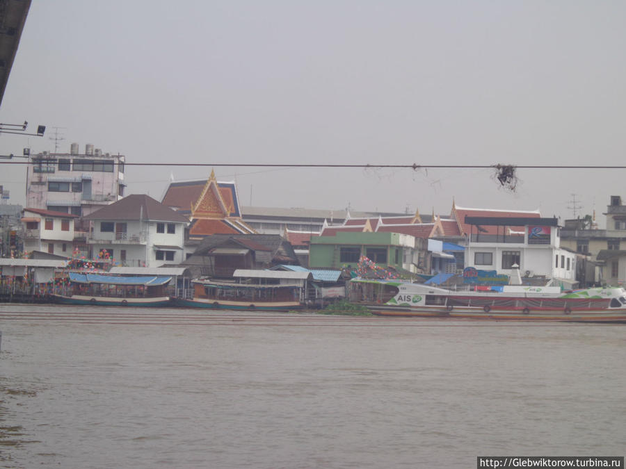 Прогулка у моста Рамы 4-го Пак-Крет, Таиланд Прогулка у моста Рамы 4-го Пак-Крет, Таиланд