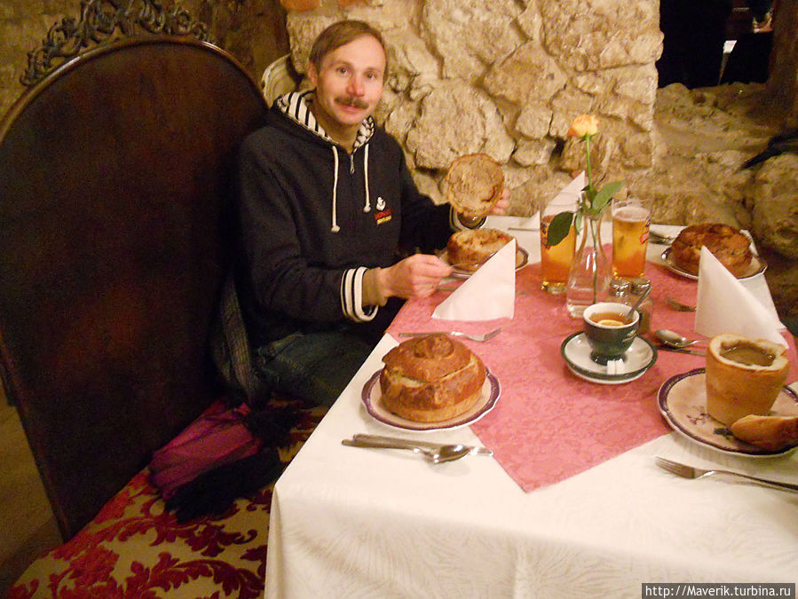 После интересной экскурсии и прогулки по Кракову мы зашли в старый ресторан в центре города, где отведали блюда польской кухни вот в таких хлебных горшочках. После интересной экскурсии и прогулки по Кракову мы зашли в старый ресторан в центре города, где отведали блюда польской кухни вот в таких хлебных горшочках.