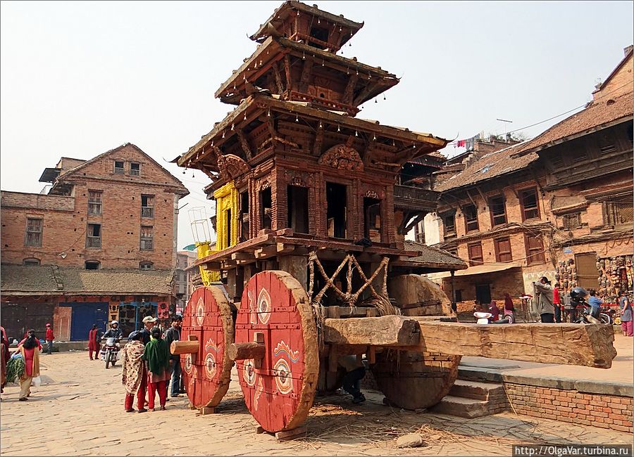 На площади Таумадхи мы увидели передвижной храм на огромных, разукрашенных символикой колесах Бхактапур, Непал