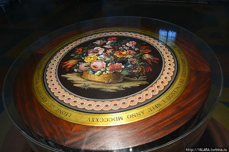 Уникальный столик — мельчайшая мозаика. Остров Белла, Италия