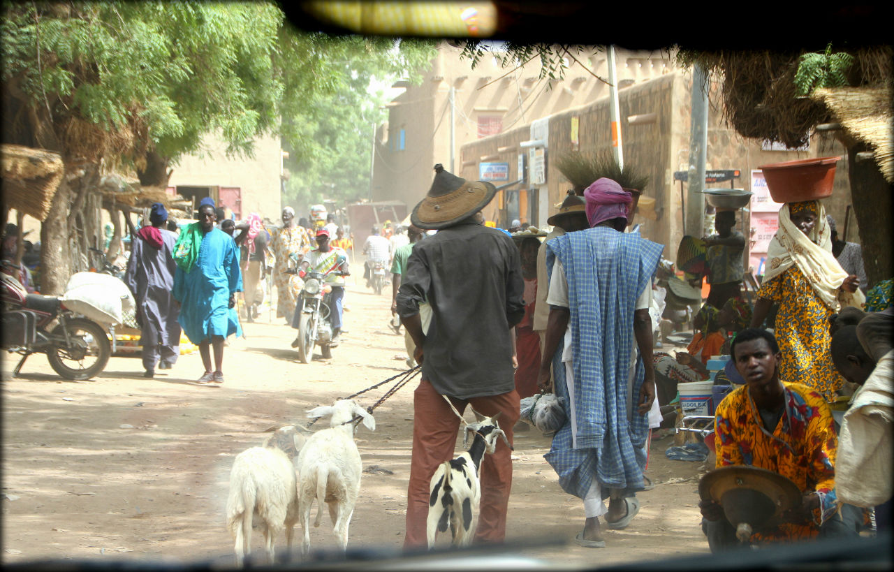 Базарный день в Дженне Дженне, Мали