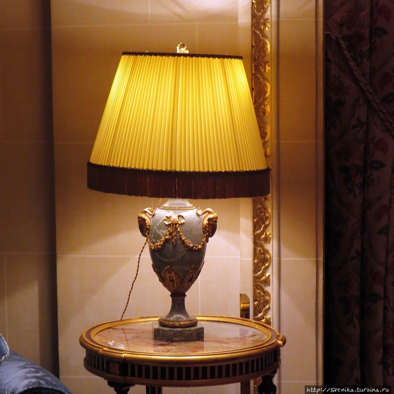 Чаепитие в отеле Ритц Лондон, Великобритания Чаепитие в отеле Ритц Лондон, Великобритания