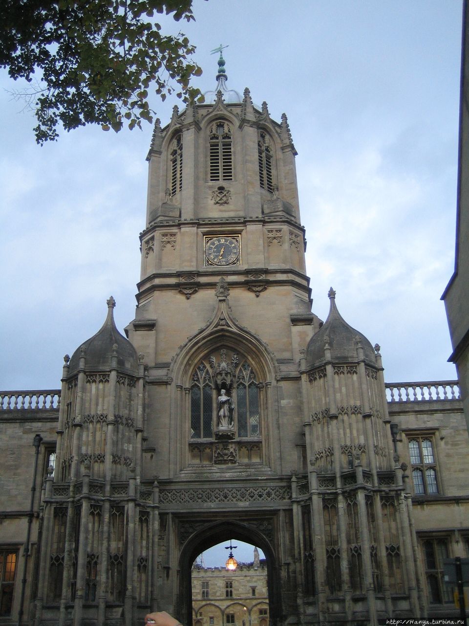 Входная башня Олд Том Крайст Черч Колледжа в Оксфорде (со стороны Пембрук Колледжа) Оксфорд, Великобритания