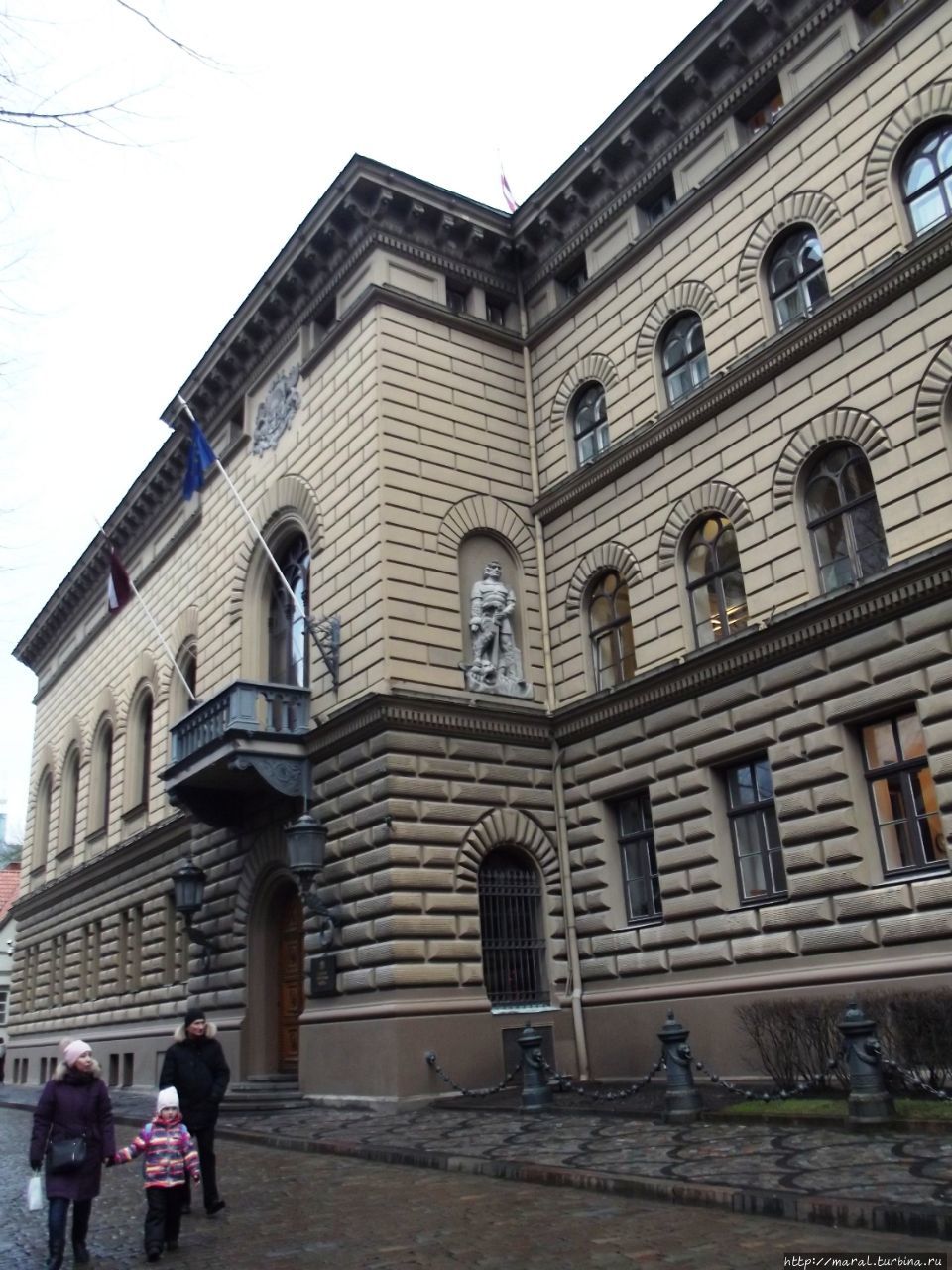 Герой застыл в камне на здание Сейма Латвии (Парламент) — это образец рижской архитектуры XIX века. Рига, Латвия