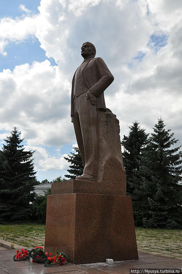 Памятник изготовления 1986 г.считается последним по времени установки на территории СССР. Говорят, не по чину такой роскошный был для небольшого Пошехонье-Володарска. Обратились к Валентине Владимировне Терешковой, помогла она землякам. Вот такой красавец. Я не шучу — очень понравился. Пошехонье, Россия Памятник изготовления 1986 г.считается последним по времени установки на территории СССР. Говорят, не по чину такой роскошный был для небольшого Пошехонье-Володарска. Обратились к Валентине Владимировне Терешковой, помогла она землякам. Вот такой красавец. Я не шучу — очень понравился. Пошехонье, Россия