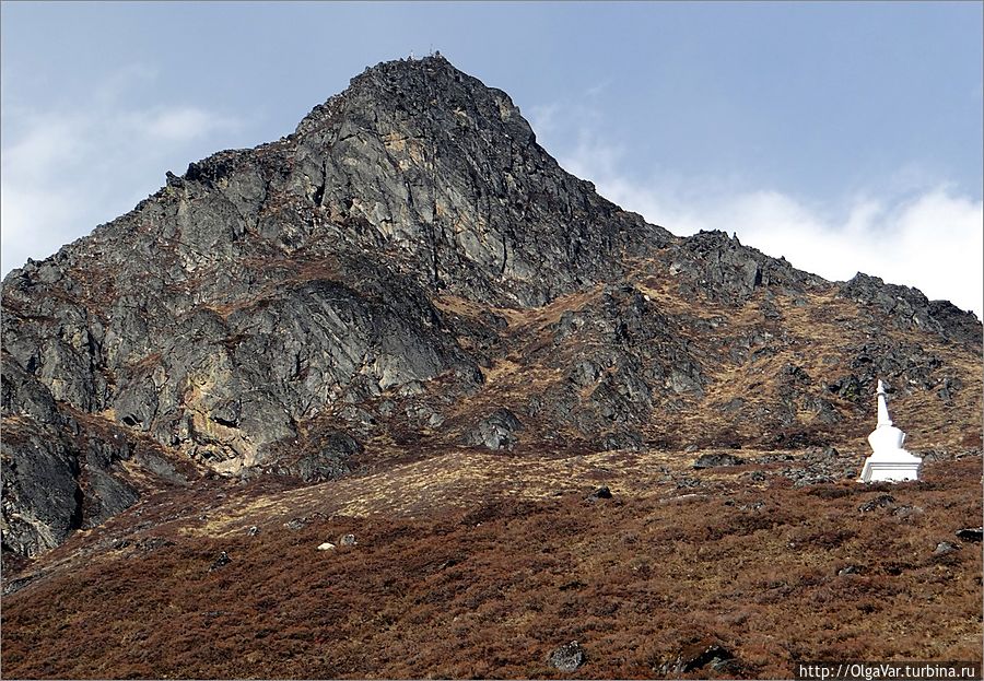 Еще одна скалистая, но бесснежная гора, у подножия которой белеет маленькая ступа. Но мы направились к другой, установленной чуть левее... Лангтанг, Непал