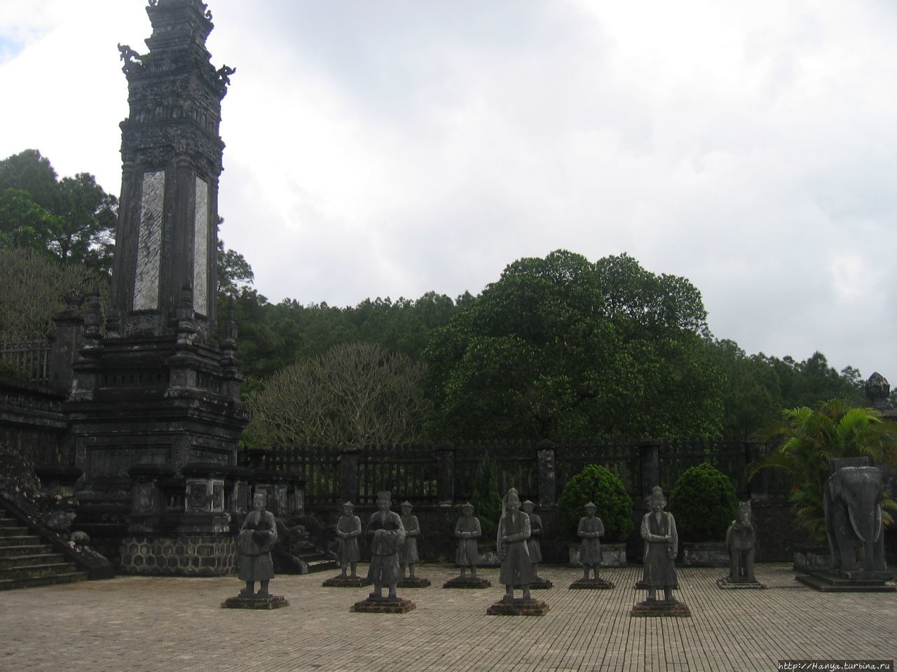 Хюэ. Гробница  императора Кхай Диня. Стела и фигуры  воинов Хюэ, Вьетнам