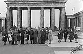 Я с папой и мамой (справа) возле Брандербургских ворот. Берлин 1953 год