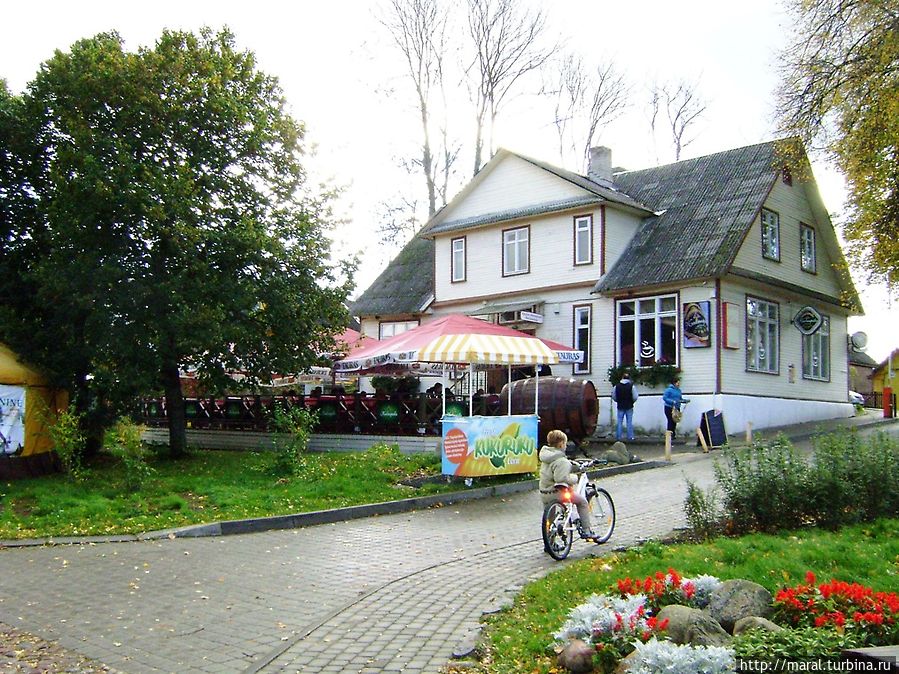 Кафе Гальве удачно расположено — рядом одноимённое озеро и улица Караимов — главная улица Тракая Тракай, Литва