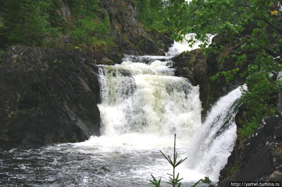 В водопад добавляются небольшие потоки сбоку Кивач Заповедник, Россия
