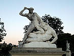 Скульптура большого Карэ Тезей сражающийся с минотавром Этьена Жюля Рами. Мрамор. 1827 г.